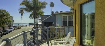 Studio condo with ocean views, steps to the beach