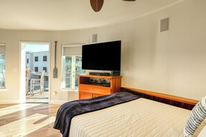 1 bedroom, iron/ironing board, internet, bed sheets - Studio condo with ocean views, steps to the beach (Avila Beach)