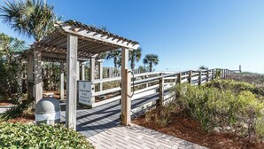 Une promenade en bois mène à un belvédère où un panneau indique la présence d’une rampe d’accès pour les personnes à mobilité réduite, à l’hôtel Ramada Inn.