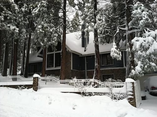 Luxury Mountain Spa Retreat w/ Sauna + Jacuzzi, Perfect for Large Groups