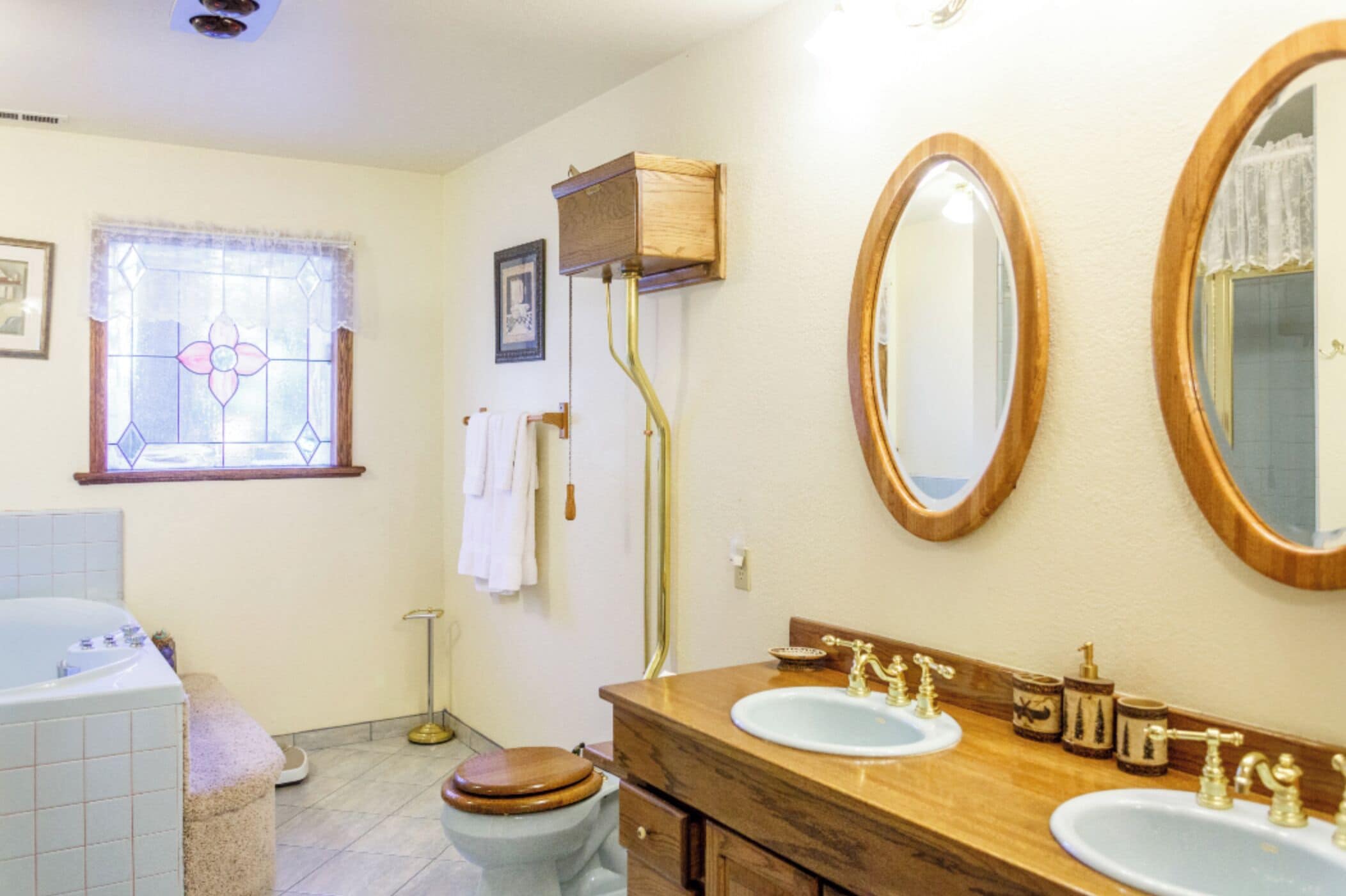 Combined shower/tub, jetted tub, hair dryer, towels