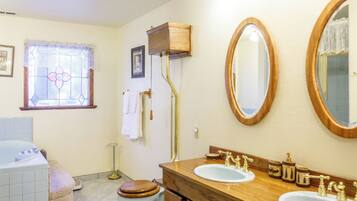 Combined shower/tub, jetted tub, hair dryer, towels