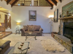 Smart-TV, peis og bøker