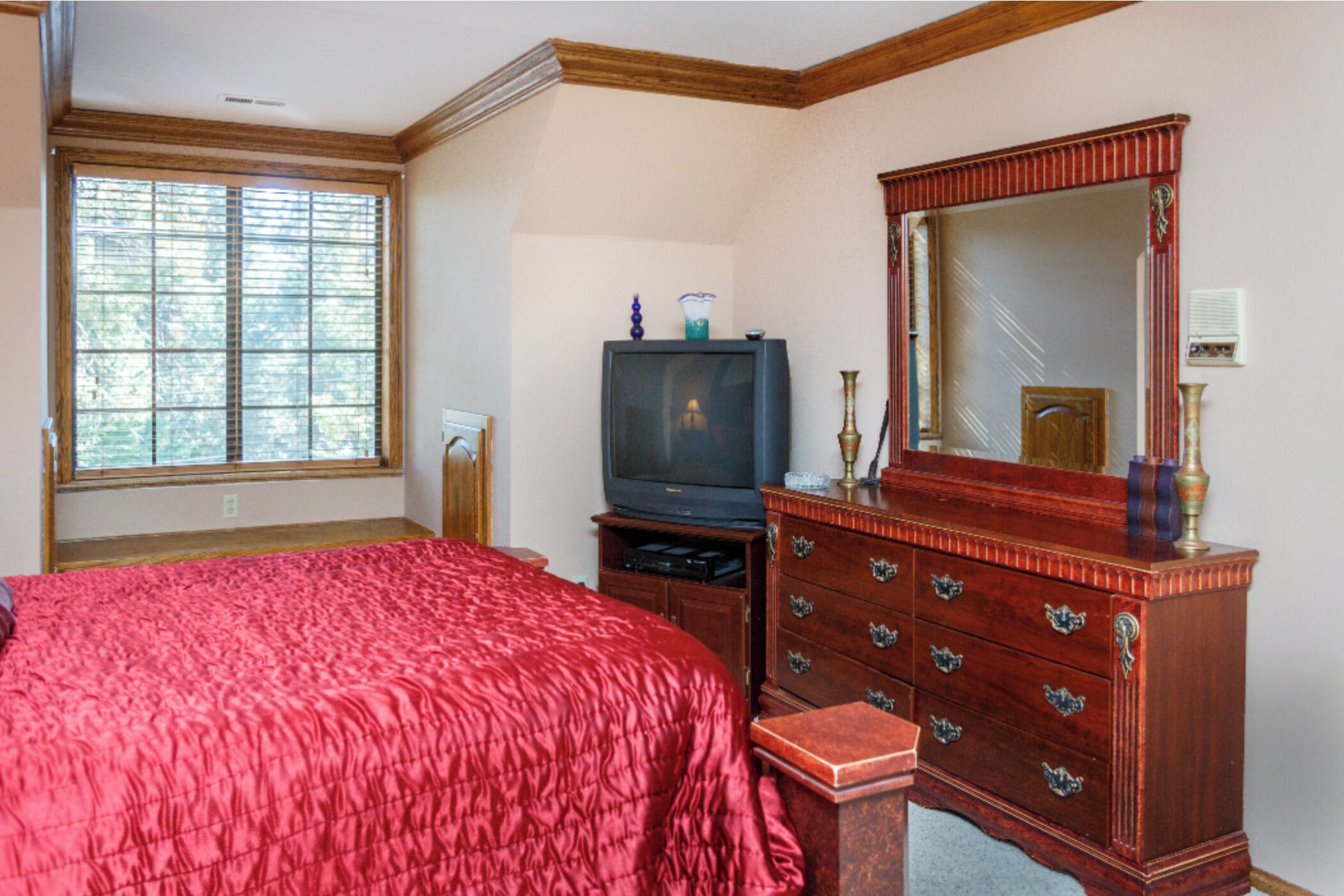 5 bedrooms, in-room safe, desk, soundproofing