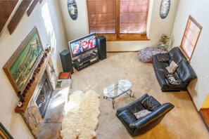 Smart-TV, Kamin, Bücher