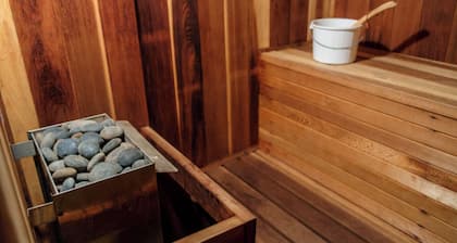 Luxury Mountain Spa Retreat w/ Sauna + Jacuzzi, Perfect for Large Groups