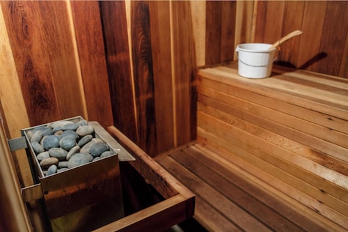 Luxury Mountain Spa Retreat w/ Sauna + Jacuzzi, Perfect for Large Groups