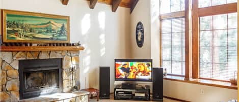 TV connectée, cheminée, livres