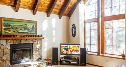 Mountain Spa Retreat w/ Sauna + Jacuzzi, Perfect for Large Groups, Sleeps 12