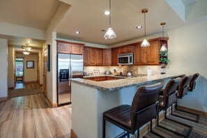 Refrigerador, horno, parrilla de estufa y lavavajillas 