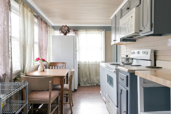 Fridge, microwave, oven, stovetop - Stay near football fun! 3-Bedroom Vacation Home by Arrowhead 8 min. (Independence)
