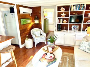 Smart TV, DVD player, books, stereo - Dunwanderin-Historic Cottage in the Heart of Hope Town w/dock (Elbow Cay)