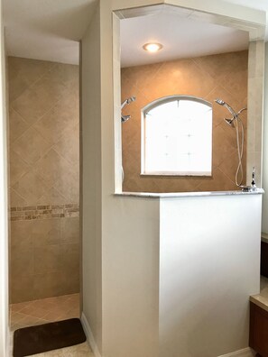 Combined shower/tub, hair dryer, towels - Spacious, fully furnished family friendly 3 bedroom home with private pool. (Lecanto)