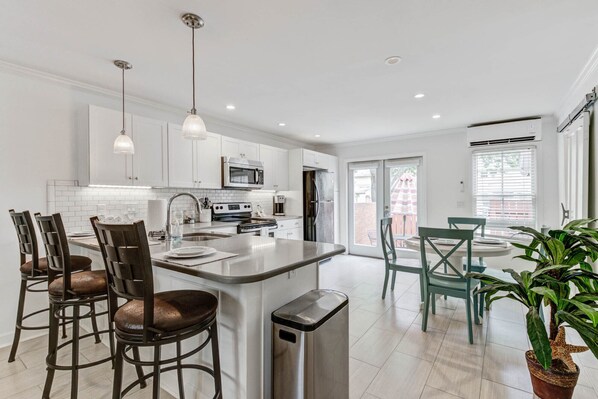 Jääkaappi, mikroaaltouuni, uuni, liesi