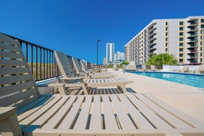 A heated pool - 2nd FLOOR 1 BR Condo @ Isalnd Winds East *BeachFront* (Gulf Shores)