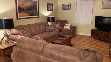 Televisión, reproductor de DVD, libros