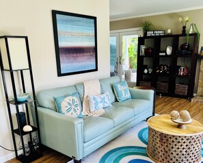 Een smart-tv, een open haard en een dvd-speler