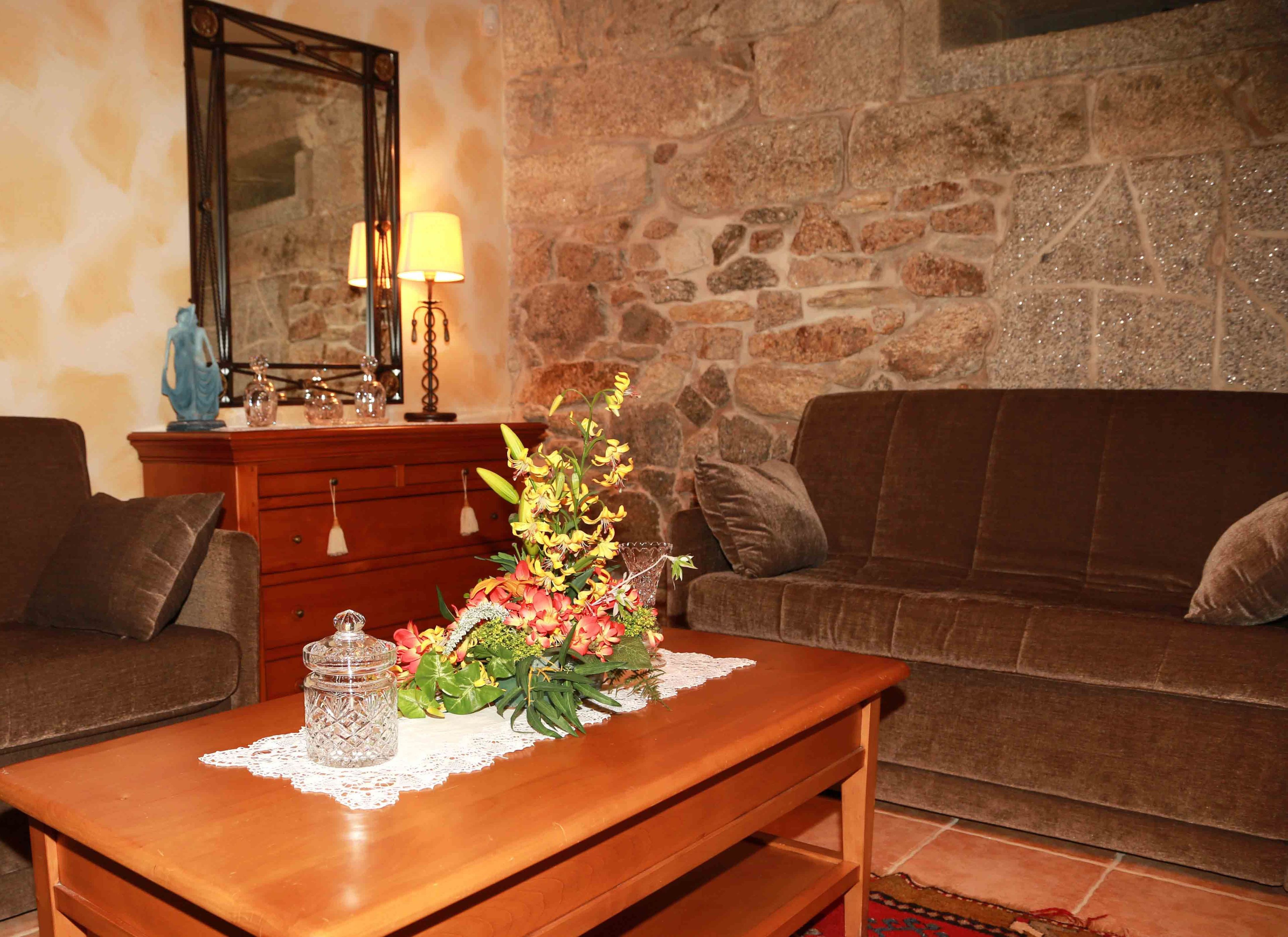 Familie suite, uitzicht op de binnenplaats | Woonkamer | Flatscreentelevisie