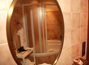 Suite, dalutsikt | Bad | Dusj, toalettartikler (inkludert), hårføner og badekåper