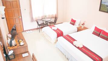 Deluxe Triple Room | Desk, blackout drapes, soundproofing, iron/ironing board