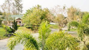 Une vue d’un bâtiment doté d’un toit végétalisé, entouré d’arbres et de verdure.