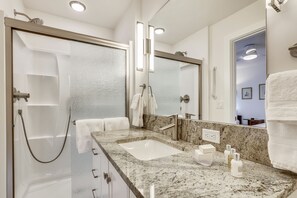 Douche, sèche-cheveux, bidet, serviettes fournies