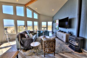 TV, fireplace, DVD player, table football - Oceanfront on Sandy Beach! Hot Tub! Dog Friendly! Direct Beach Access! Game Room! (Waldport)