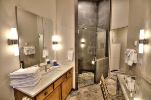 Badewanne, Haartrockner, Handtücher