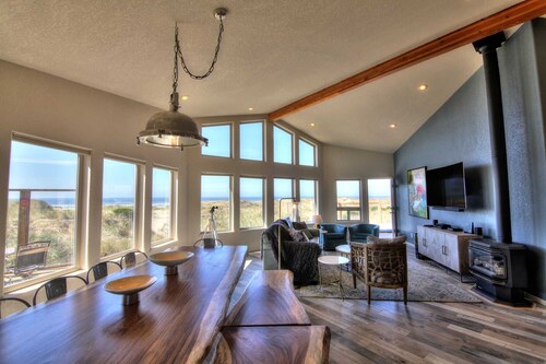 Oceanfront on Sandy Beach! Hot Tub! Dog Friendly! Direct Beach Access! Game Room!