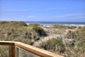 On the beach - Oceanfront on Sandy Beach! Hot Tub! Dog Friendly! Direct Beach Access! Game Room! (Waldport)