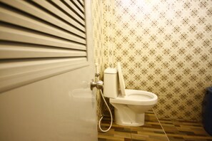 Standard Double Room | Badkamer | Een douche, gratis toiletartikelen, handdoeken