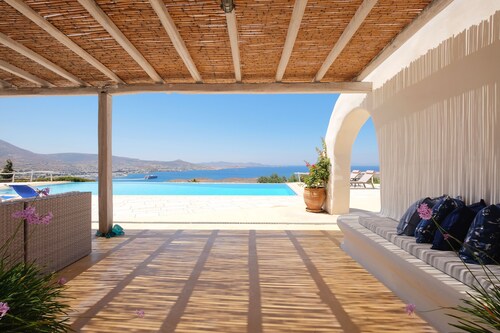 Spacious Luxury Villa Delion-stunning sunset&bay view, infinity pool, by beaches