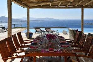 Outdoor dining - Spacious Luxury Villa Delion-stunning sunset&bay view, infinity pool, by beaches (PAROS)