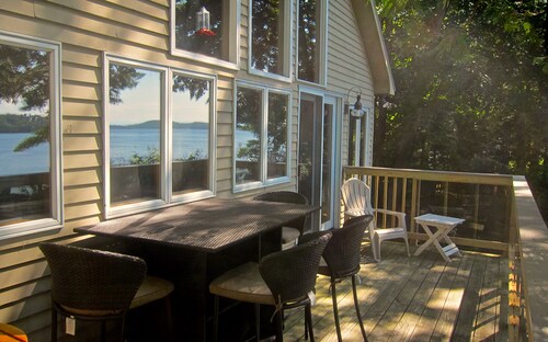 Private Lakeside near Burlington, Oversized Dock Skiing, Shopping, Fine Dining