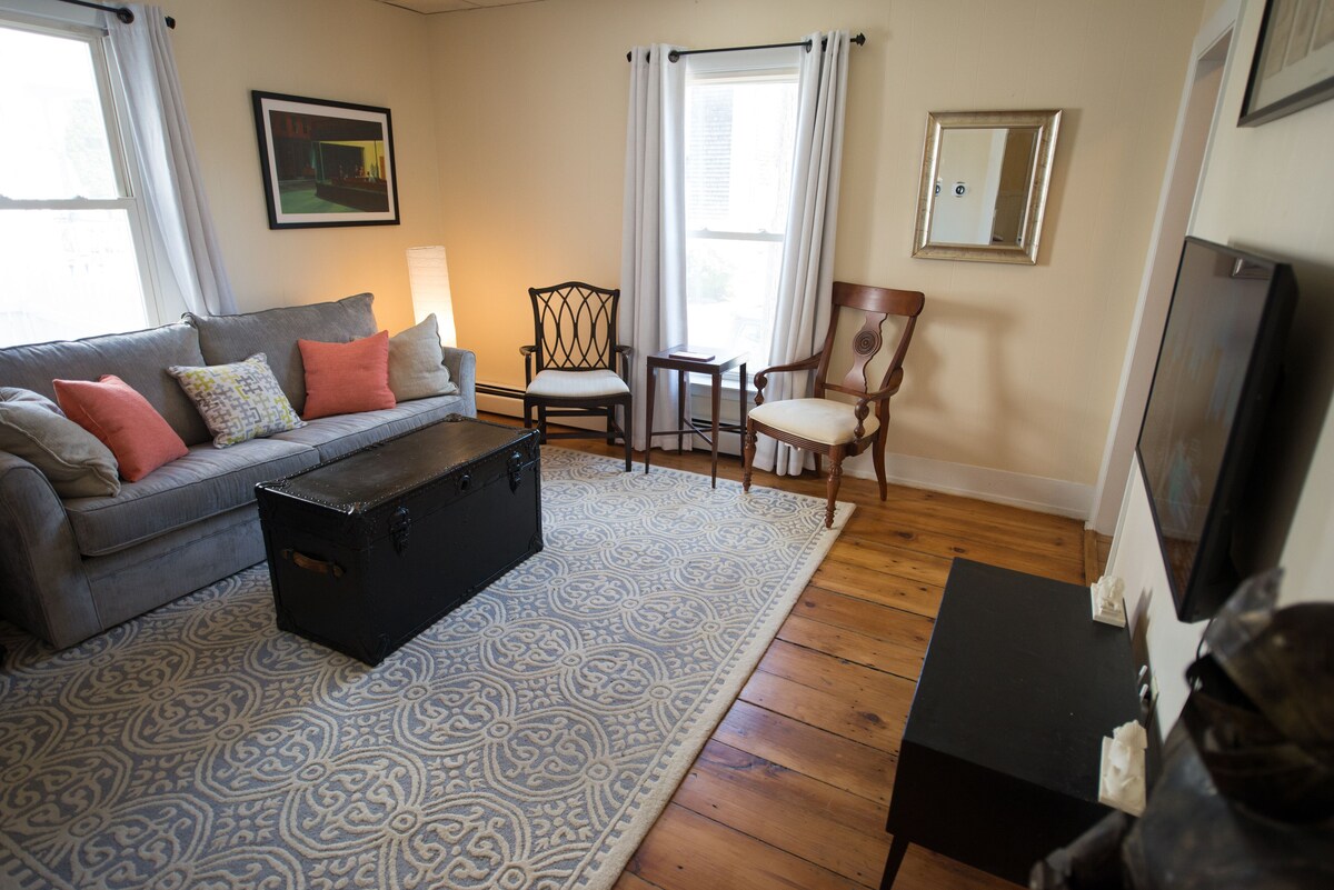 1200 sq ft ♦ West End Townhouse ♦ Perfect Location