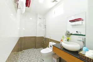Shower, perlengkapan mandi gratis, pengering rambut, dan sandal