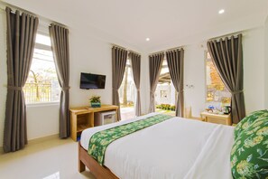 Superior King Room | Minibar, desk, blackout drapes, free WiFi