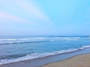 Une plage où les vagues se brisent près du rivage.