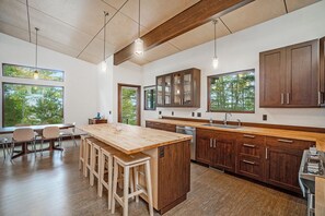 Kylskåp, mikrovågsugn, ugn och spishäll