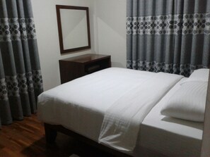 ลักซ์ชัวรี่อพาร์ทเมนท์, 3 ห้องนอน, วิวภูเขา, ติดสวน | 3 ห้องนอน, โต๊ะทำงาน