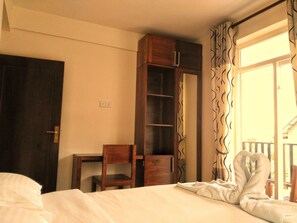 Departamento de lujo, 3 habitaciones, vista a la montaña, en el área del jardín | 3 habitaciones y escritorio 
