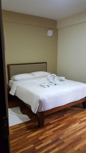 Căn hộ Cao cấp, 3 phòng ngủ, quang cảnh núi, khu vực vườn | 3 phòng ngủ, bàn 