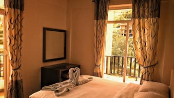 Luxury Apartment, 3 Bedrooms, Mountain View, Garden Area | 3 bedrooms, desk