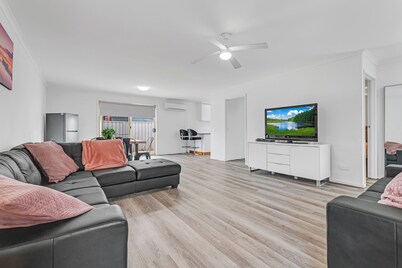 Sleepy Shackell - Sleeps 10, 12pm checkout
