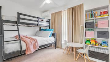 3 chambres, bureau, rideaux occultants, fer et planche Ă  repasser