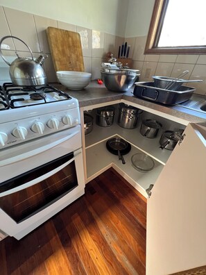 Refrigerador, horno, placa de cocina, cafetera/tetera