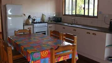 Fridge, oven, stovetop, coffee/tea maker