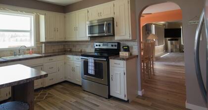 Maison au bord de l'eau du canal Manistee avec quai pour bateaux