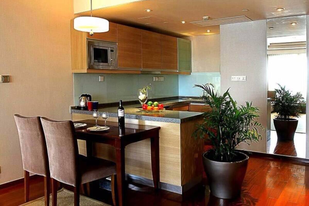 Appartement exécutif, cuisine | Minibar, coffre-fort, bureau, rideaux d’obscurcissement