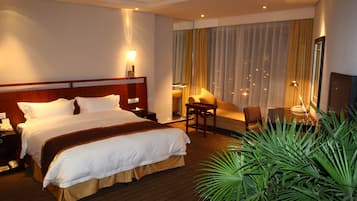 Deluxe Double Room | Minibar, in-room safe, desk, blackout curtains